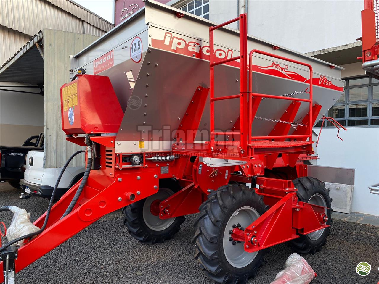 IMPLEMENTOS AGRICOLAS DISTRIBUIDOR CALCÁRIO 12500 Kg Triamaq Tratores UBERLANDIA MINAS GERAIS MG